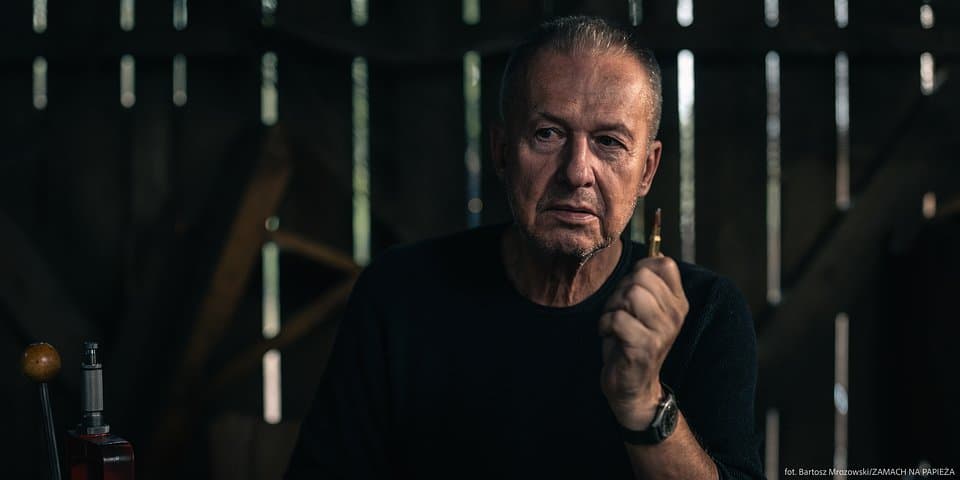 Film „Zamach na papieża”: gdzie obejrzeć ostatni wspólny film Bogusława Lindy i Władysława Pasikowskiego – legend polskiego kina? Sprawdź!