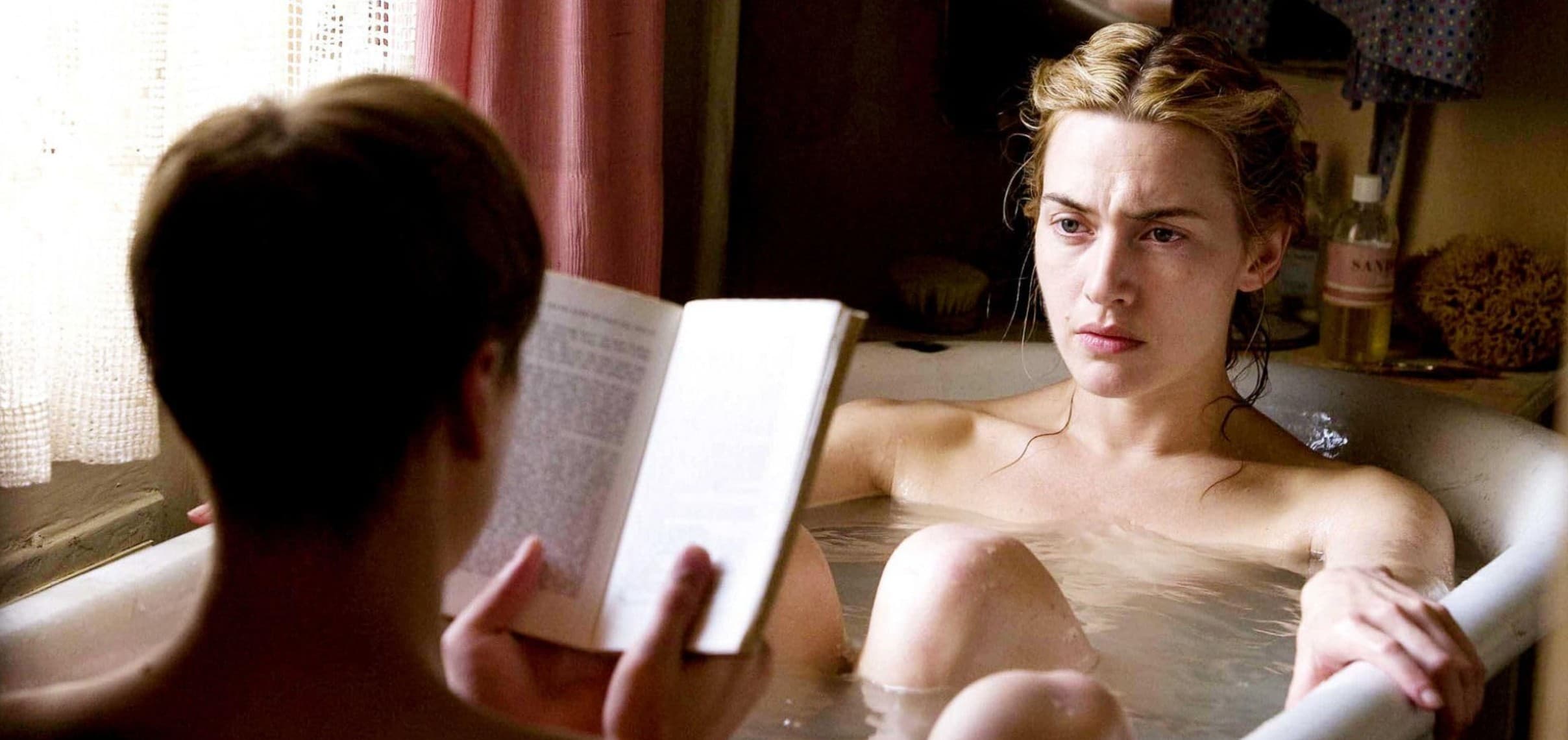 Pierwsza miłość, która bywa ciężarem na całe życie. Gdzie obejrzeć film „Lektor” z Ralphem Fiennesem i Kate Winslet? 