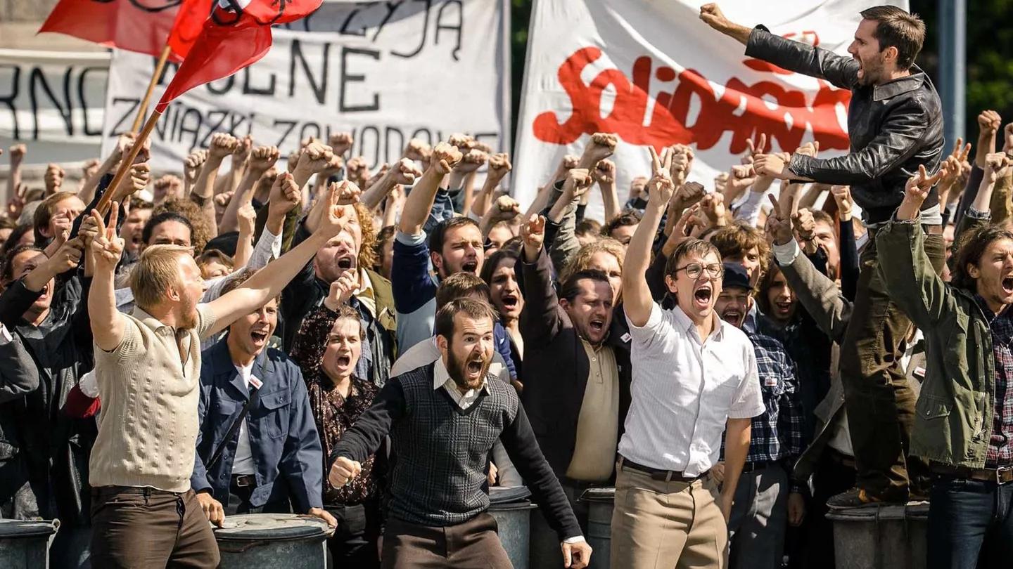 “80 milionów” – film o wielkich pieniądzach, które pomogły przetrwać “Solidarności”