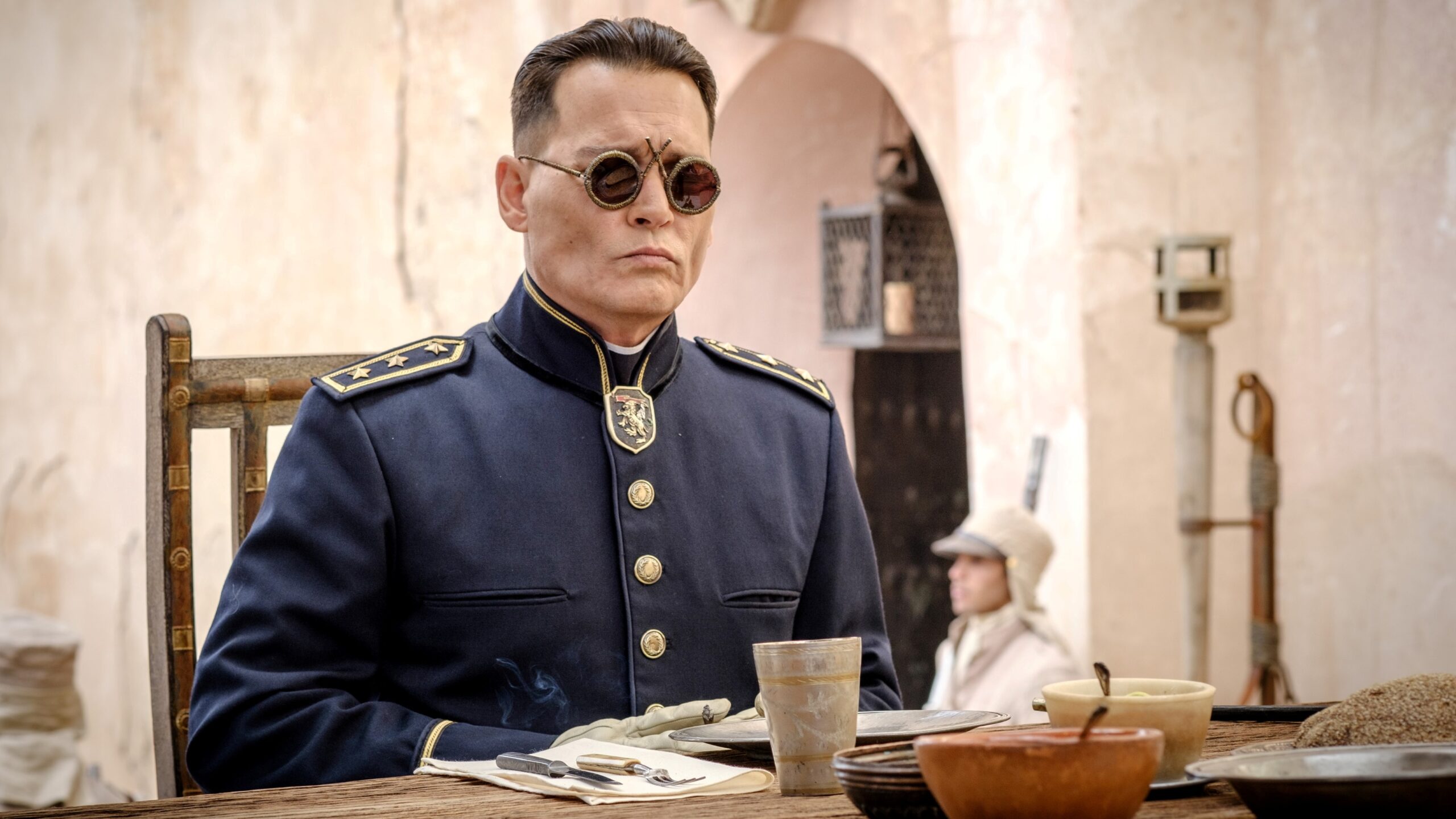 Johny Depp jako pułkownik Jolla w  „Czekając na barbarzyńców”, reż. Ciro Guerra