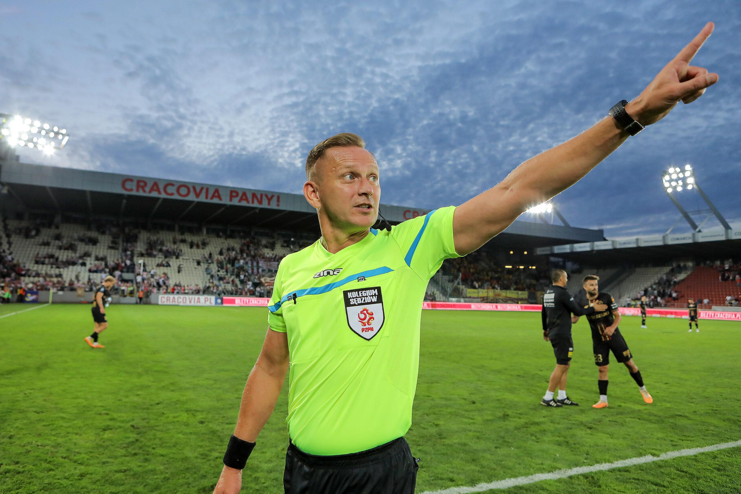 Piotr Lasyk, bohater serialu “Sędziowie”. Kim jest polski arbiter?