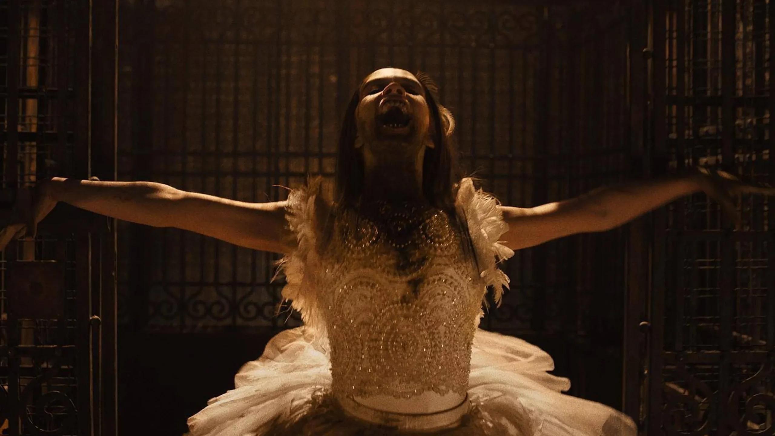 Bestia w baletkach. Gdzie obejrzeć „Abigail”?