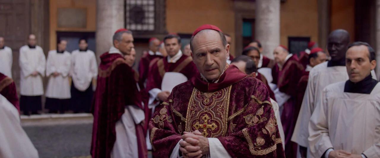 “Konklawe”: gdzie obejrzeć film o wyborach w Watykanie? Sprawdź!
