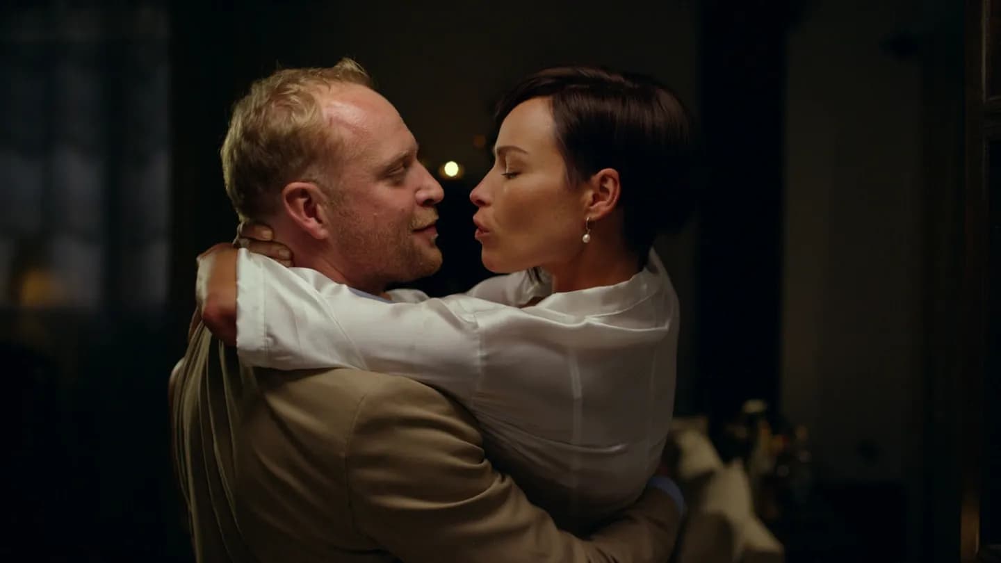 Film „Mayday”: gdzie obejrzeć komedię romantyczną reżysera „Planety Singli”? Sprawdź! Film "Mayday": gdzie obejrzeć produkcję w reżyserii Sama Akiny? Sprawdź na CANAL+ blog!