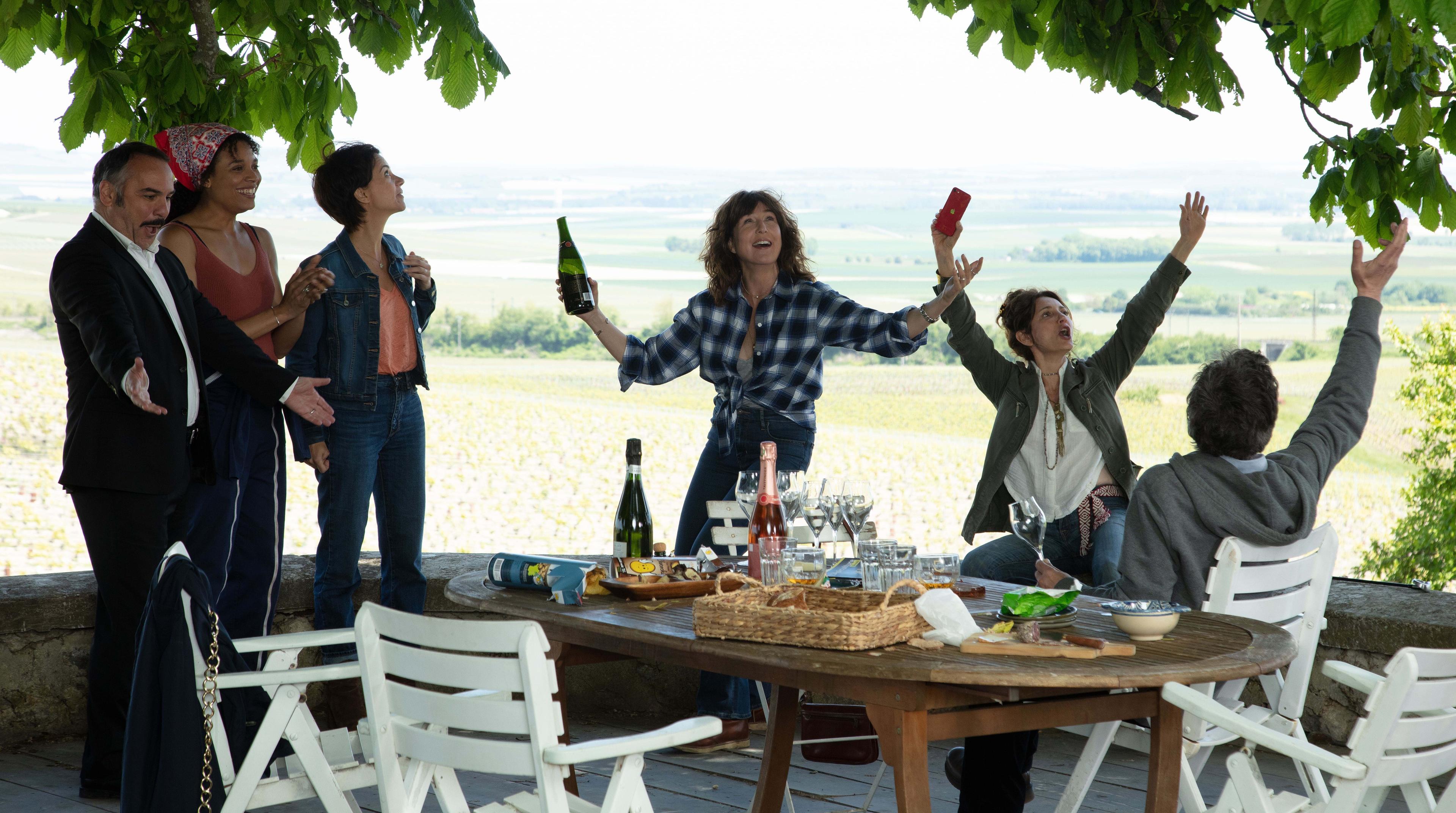 “Szampana!” – film komediowy Nicolasa Vaniera rodem z Francji z 2022 r. “Szampana!” – film komediowy Nicolasa Vaniera rodem z Francji z 2022 r.